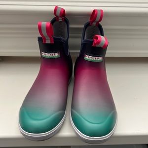 Like new Xtratuf boots
